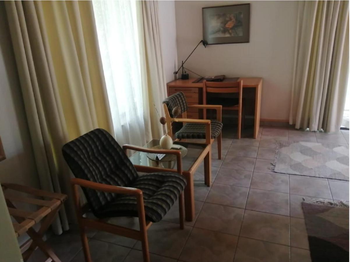 Hotel Pension Palmquell Klein Windhoek Extérieur photo